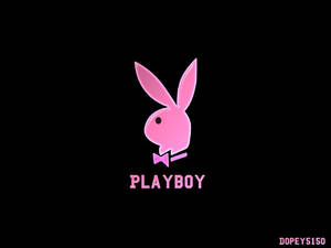 粉紅色Playboy兔仔標誌，附有蝴蝶結和文字，黑色背景。