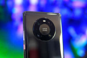 黑色智能手機帶有 Leica 相機模組，背景為彩色模糊效果。