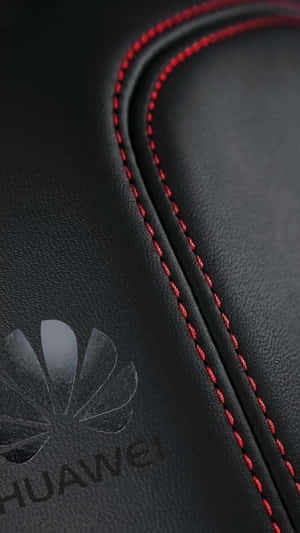 帶有紅色縫線和壓印Huawei標誌的黑色皮革 — Huawei 壁紙