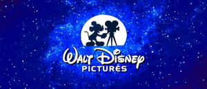 Walt Disney Pictures 標誌，米奇老鼠在星空藍天背景上手持相機。