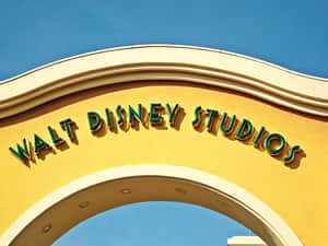 Walt Disney Studios 拱門標誌，背景為晴朗的藍天。