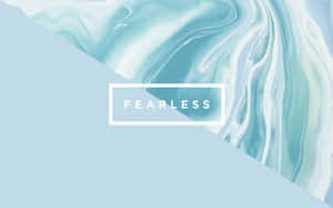 一個平靜的抽象藍白大理石背景，白色框中寫著 fearless 一詞。