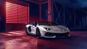 銀色林寶堅尼 Aventador SVJ 在霓虹燈車庫中，帶有紅色和藍色燈光。 — 林寶堅尼 4K 壁紙