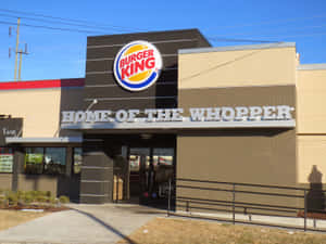 Burger King餐廳外觀，有顯眼標誌和清澈藍天。