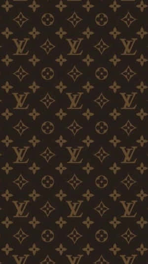 深棕色牆紙，帶有重複的金色 Louis Vuitton 字母組合和花卉圖案。 — 低對比度 壁紙