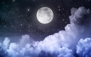 滿月在星空夜空下穿過雲層閃耀。