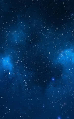 廣闊藍色星場，在深空中散佈著發光星雲和星星。