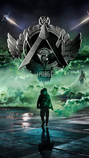 一名士兵在潮濕的表面上行走，頭頂是發光的綠色天空，帶有 PUBG Mobile 標誌和噴射機。