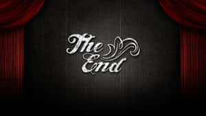 舞台上帶有紅色窗簾的 The End 標誌