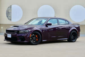 紫色 Dodge Charger Hellcat 帶有橙色制動卡鉗，停在圓形建築開口前。