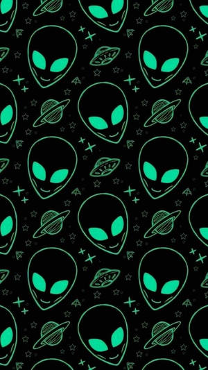 在帶有星星和行星的黑色太空背景上，發光綠色外星人頭部和UFO。