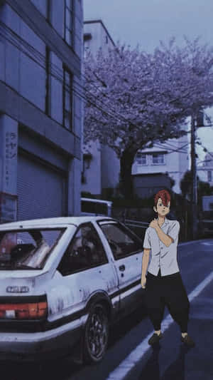紅髮動漫男孩站在白色汽車旁邊，櫻花樹下，黃昏時分。