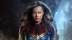 驚奇隊長身穿戰衣，雙眼發光，背景風暴。