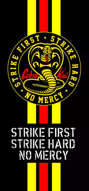 Cobra Kai 標誌，帶有眼鏡蛇和「strike first strike hard no mercy」文字
