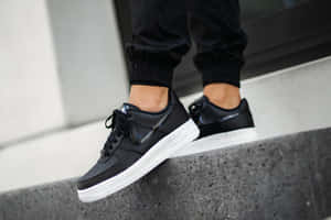 黑色Nike Air Force 1波鞋白色鞋底喺石屎級上。 — 空軍 壁紙