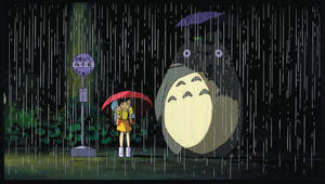 紅傘女孩在雨夜森林中站在巨大龍貓旁邊。