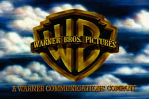 金色嘅 Warner Bros Pictures 標誌，背景係有雲嘅藍天。