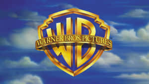 金色 Warner Bros Pictures 標誌在藍天白雲中。