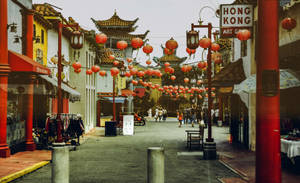 唐人街街道，有紅燈籠和傳統建築