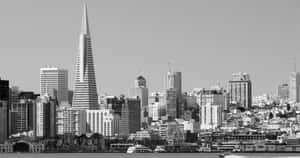 三藩市天際線的黑白景觀，包括泛美金字塔和海濱建築。