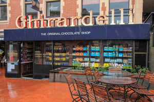 Ghirardelli 朱古力店在雨中設有戶外桌子