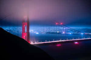 金門大橋夜景，城市燈光與薄霧