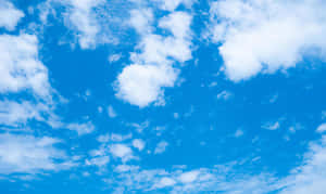 晴朗日子裡藍天中散佈的白雲。