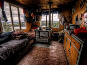鄉村小屋內部，設有復古爐灶和窗戶俯瞰霧氣瀰漫的山谷。 — 冬日美學 壁紙