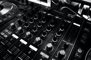 專業 DJ 混音器，帶有旋鈕同推桿，喺錄音室