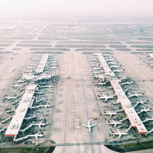 機場的俯瞰圖，顯示停機坪上的飛機和客運大樓。