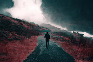 在黑暗景觀中，霧氣瀰漫的紅色小路上撐傘行走的人