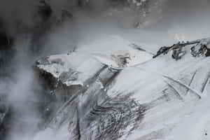 登山者穿越被迷霧籠罩的雪山脊。 — 雪 壁紙