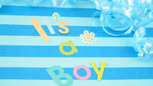 色彩繽紛嘅紙字母拼出 'It's a Boy'，喺藍色間條背景上，配有絲帶。 — 鼓舞人心的 壁紙