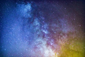 充滿星星和彩色星雲的鮮豔宇宙天空。