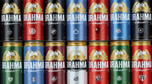 一排排色彩繽紛的Brahma啤酒罐，帶有冷凝水滴。