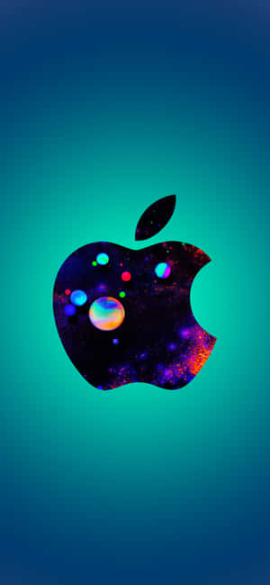 在青綠色漸變背景上，充滿色彩繽紛宇宙星雲的Apple標誌