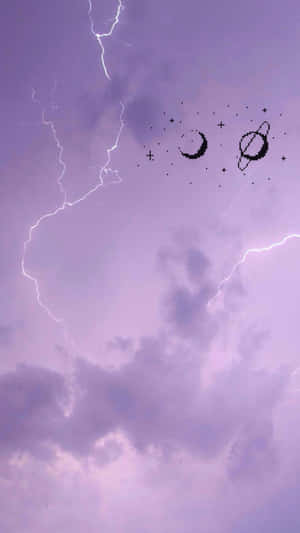 紫色暴風雨天空，帶有閃電和像素化天體。