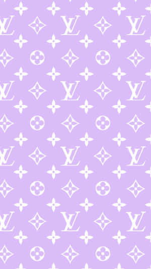 薰衣草背景搭配白色 Louis Vuitton 字母組合圖案。