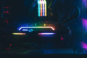 近距離拍攝在黑暗電腦機箱內發光的MSI GeForce RTX顯示卡。