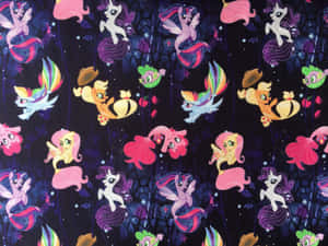 帶著美人魚尾巴的 My Little Pony 角色在星空珊瑚礁中游泳。 — 馬 壁紙