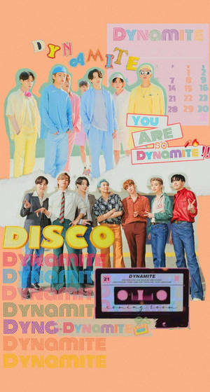 BTS穿著復古迪斯可服裝，帶有「Dynamite」文字和卡式錄音帶圖案。 — 橙色美學 壁紙