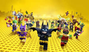 樂高蝙蝠俠和團隊在黃色磚塊上英雄地擺姿勢，背後是城市天際線。