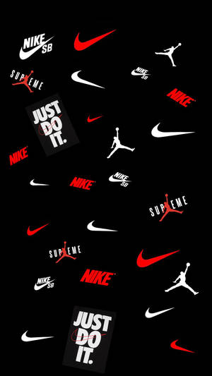 黑色背景上散落著Nike Jordan和Supreme標誌以及「Just Do It」文字的壁紙。