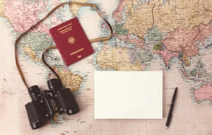 用於旅行規劃的復古世界地圖上的紅色護照、望遠鏡和筆。