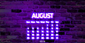 霓虹燈日曆在夜間顯示2019年8月，背景為磚牆。