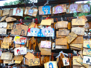 帶有動漫角色圖畫的木製祈願牌懸掛在日本的神社樹上。 — 動漫角色 壁紙
