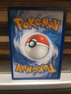 寶可夢卡牌，帶有寶可夢球和旋轉能量設計。