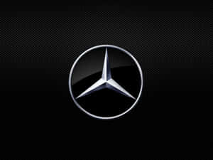 碳纖維背景上的 Mercedes-Benz 標誌