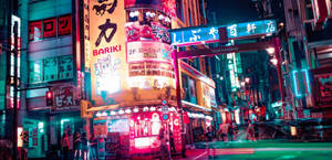 夜晚霓虹燈照亮東京街道，有發光的招牌和行人。 — 日本 壁紙