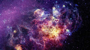 充滿活力的宇宙星雲，紫色、紅色和金色的氣體在星群中旋轉。